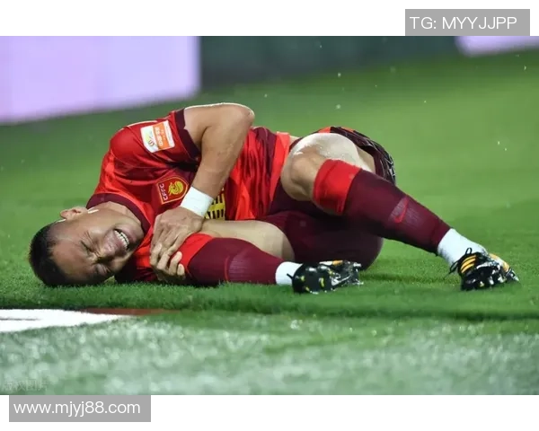 震惊全场足球球星意外受伤痛苦倒地引发球迷热议