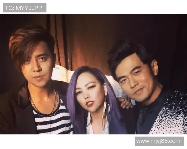 周杰伦与足球明星亲密合影共同展现运动与音乐的完美融合