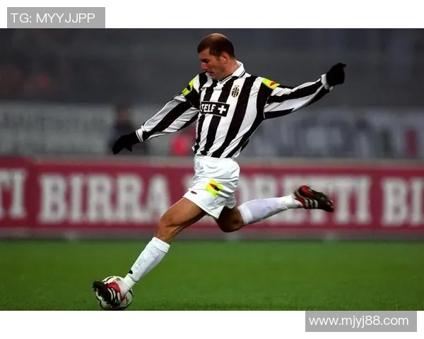 如何用纸张巧妙拼接足球球星图案打造独特创意手工艺术作品